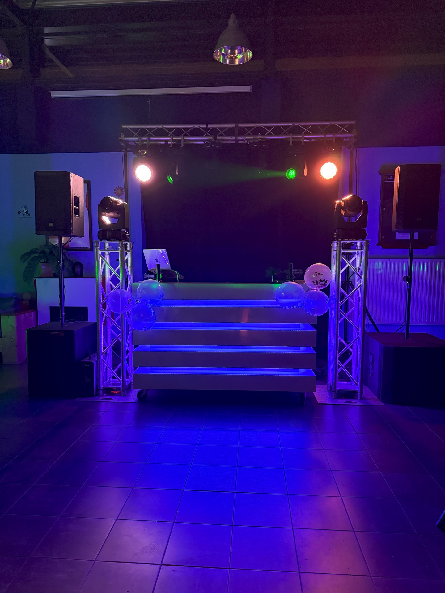 Maik fort in een opblaasbare kerk met pioneer cdj 200 en djm 900 mixer met een petje op