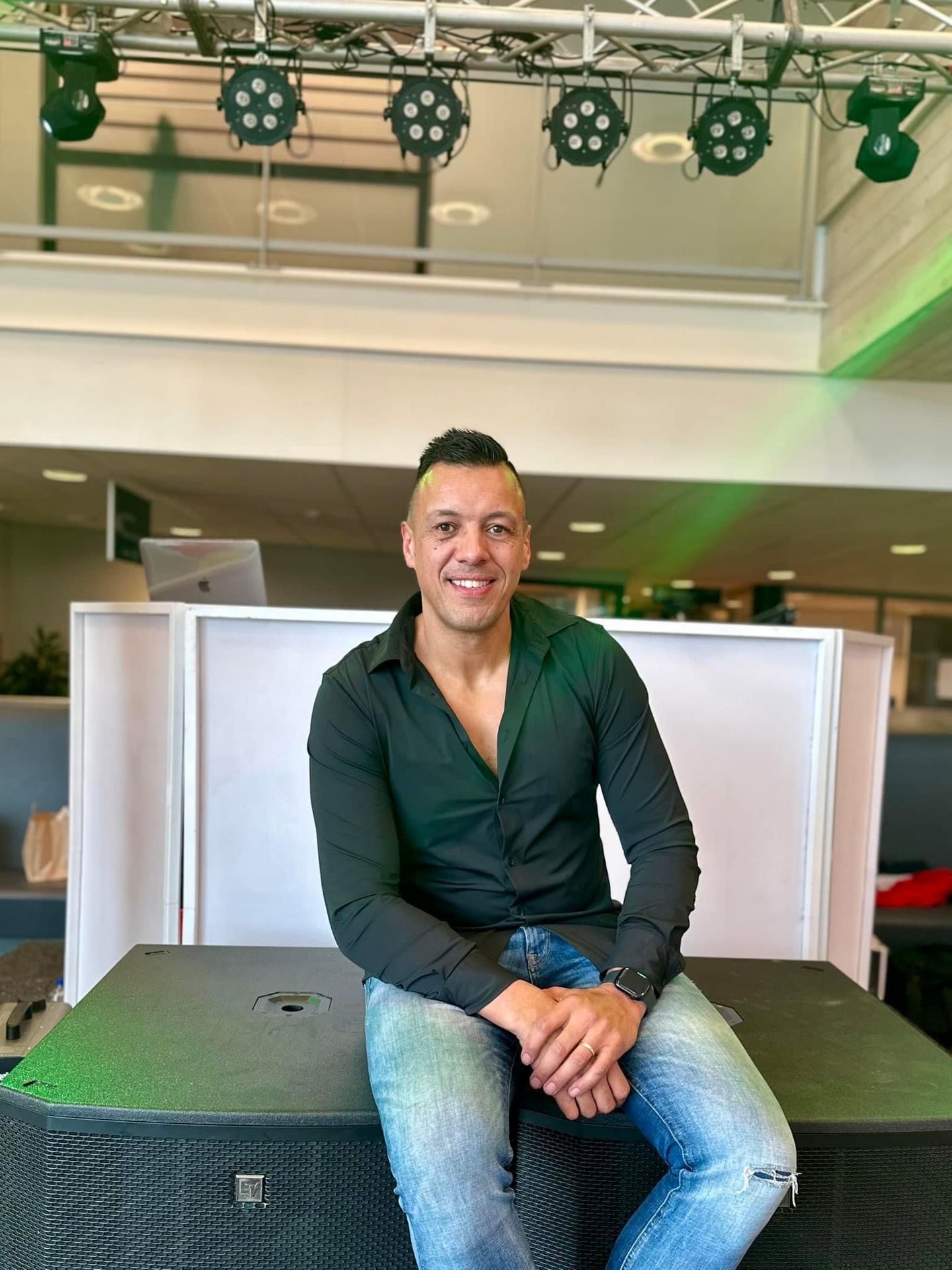 Maik fort in een opblaasbare kerk met pioneer cdj 200 en djm 900 mixer met een petje op