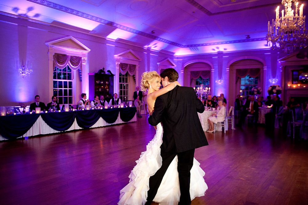 Maik fort in een opblaasbare kerk met pioneer cdj 200 en djm 900 mixer met een petje op