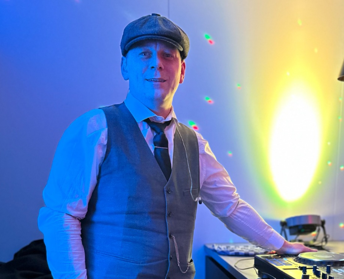 Maik fort in een opblaasbare kerk met pioneer cdj 200 en djm 900 mixer met een petje op