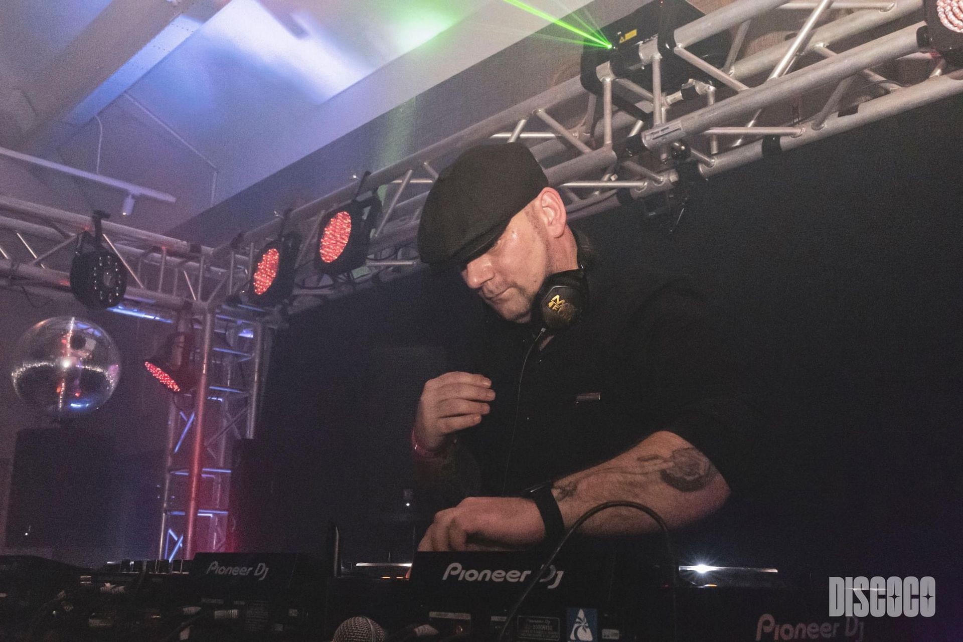 Maik fort in een opblaasbare kerk met pioneer cdj 200 en djm 900 mixer met een petje op