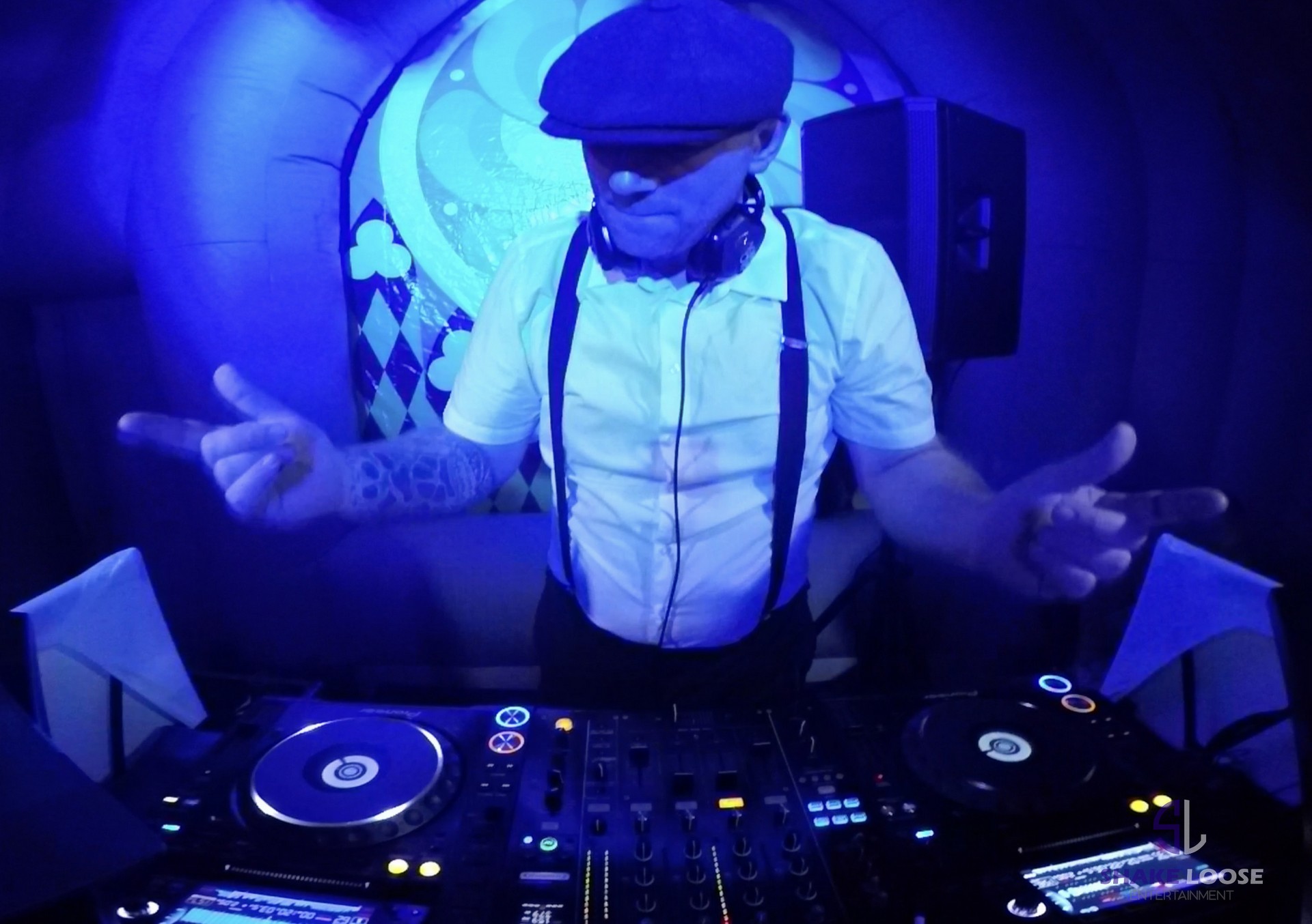 Maik fort in een opblaasbare kerk met pioneer cdj 200 en djm 900 mixer met een petje op