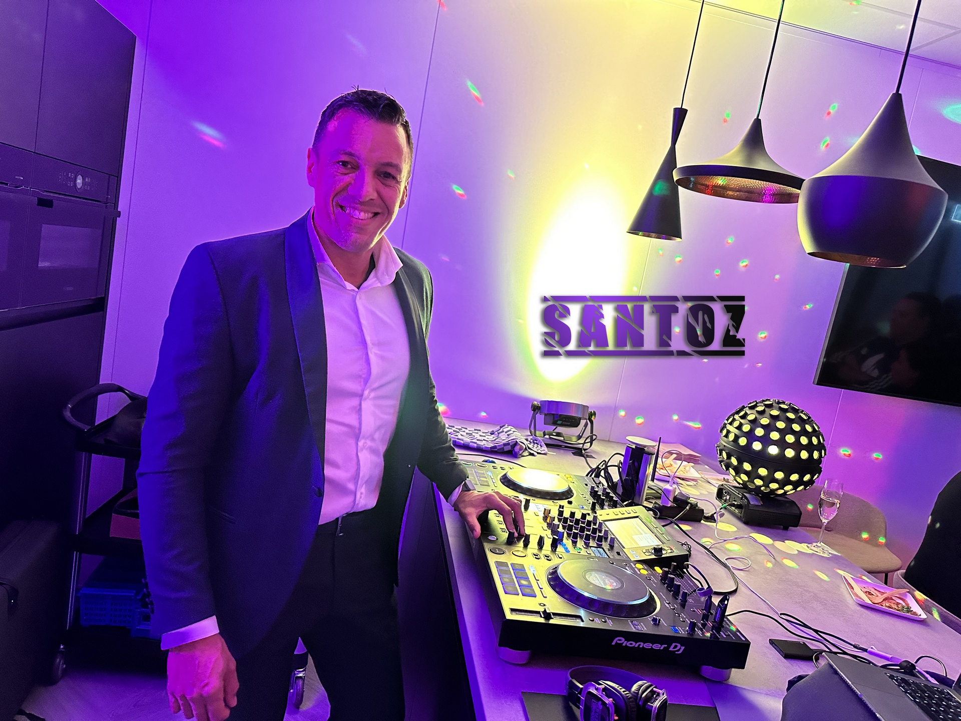 Maik fort in een opblaasbare kerk met pioneer cdj 200 en djm 900 mixer met een petje op