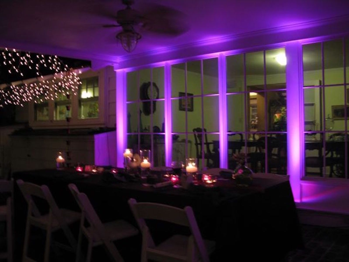 Maik fort in een opblaasbare kerk met pioneer cdj 200 en djm 900 mixer met een petje op